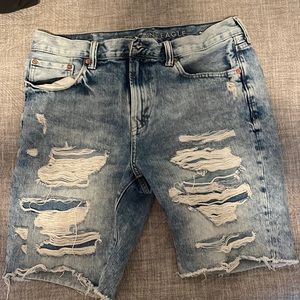 Women’s American Eagle Jean shorts. Size 34 Distressed and super cute.
